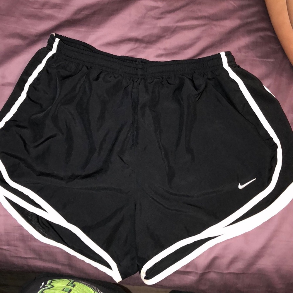 BLACK NIKE SHORTS
